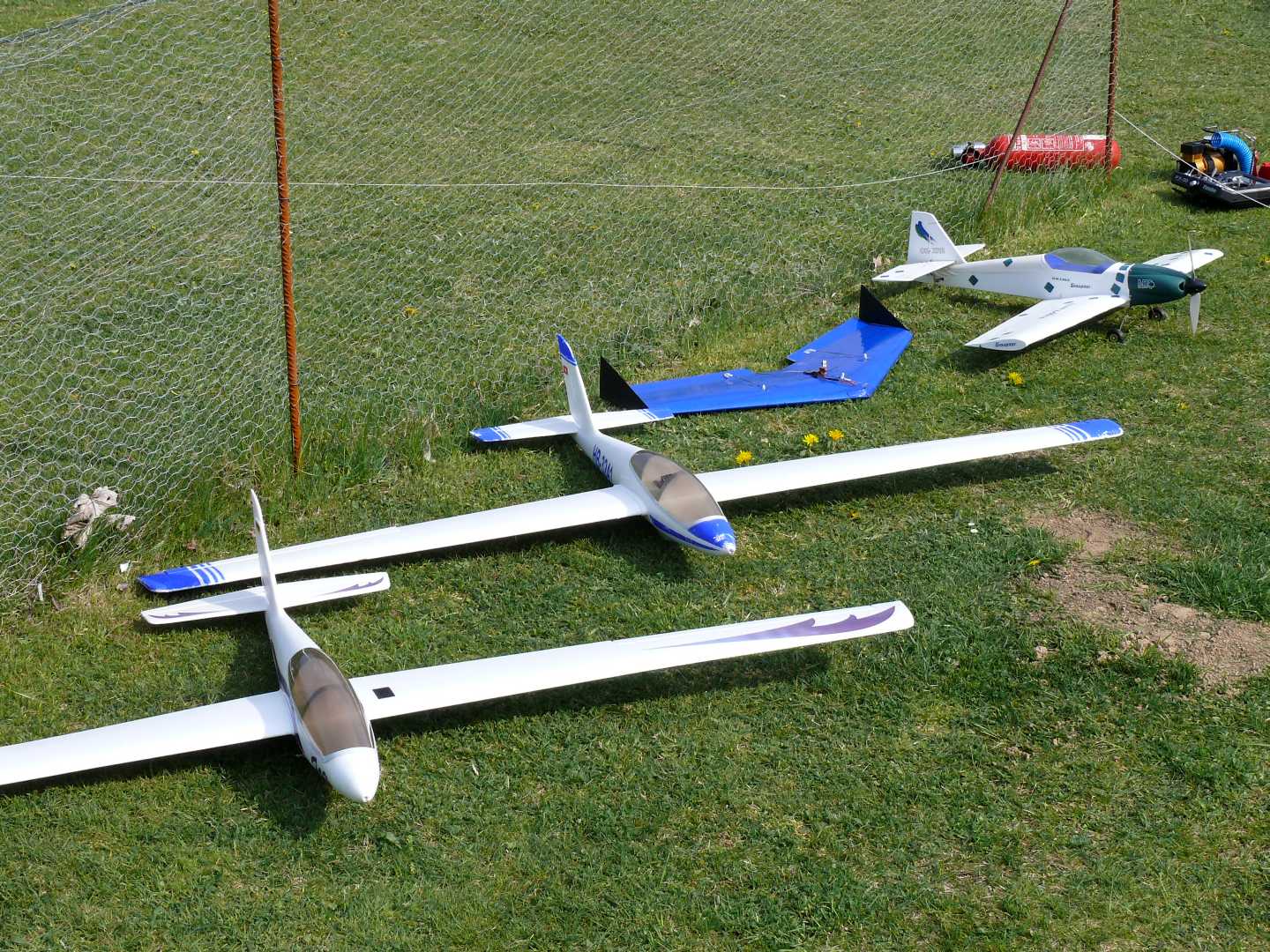 Segelflugmodelle in einer Reihe auf dem Modellflugplatz Geseke